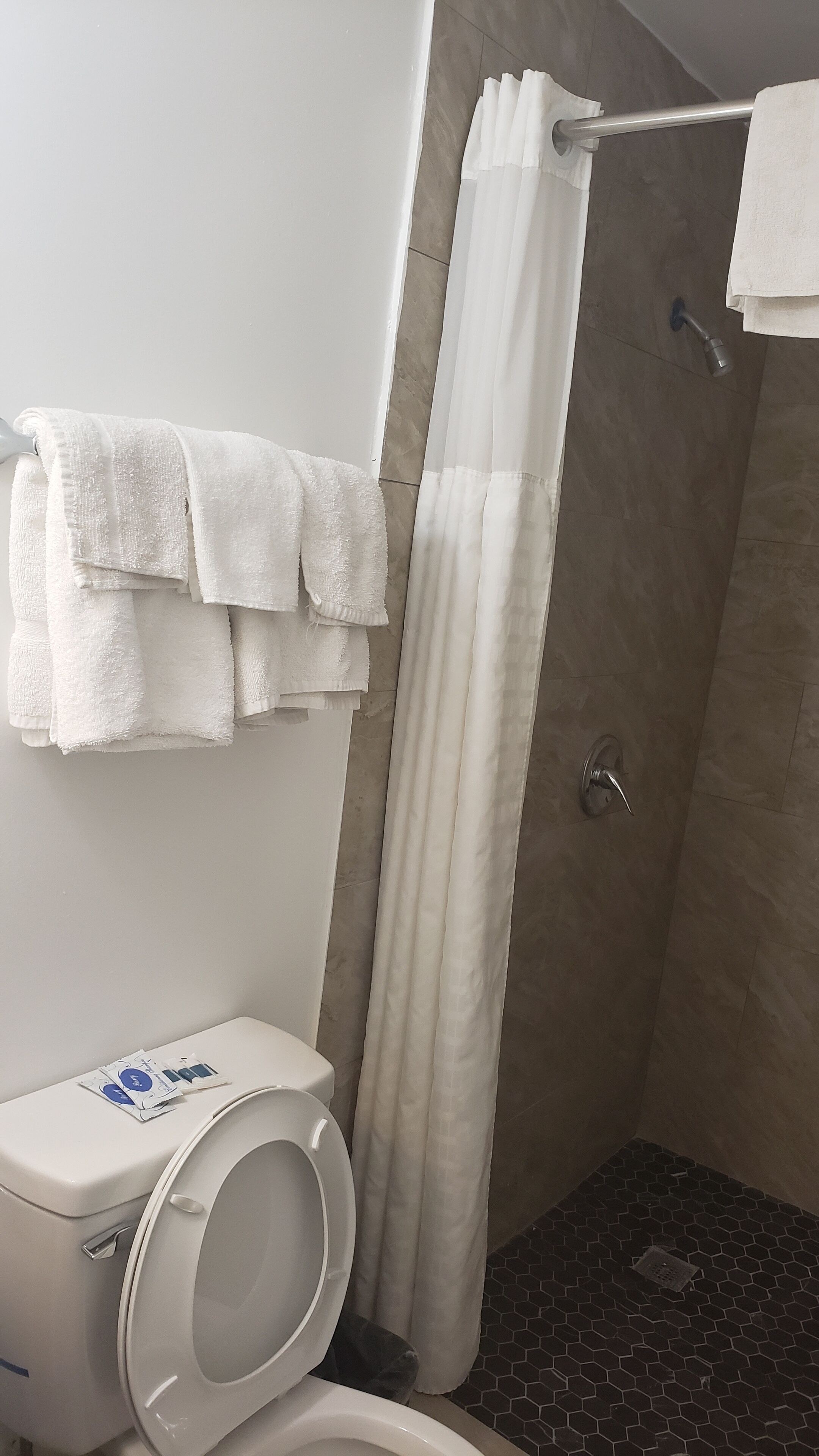 Tuala disediakan, sabun, syampu, tisu tandas 