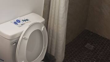 Tuala disediakan, sabun, syampu, tisu tandas