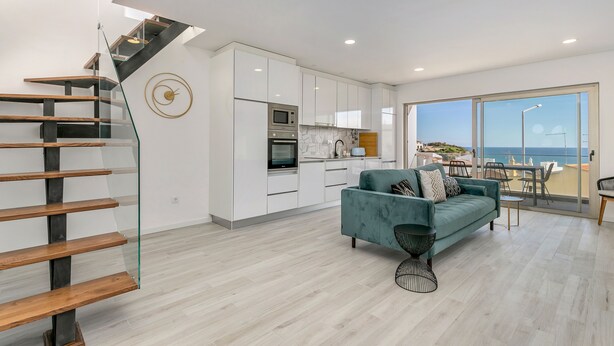 Een modern appartement met keuken, woonruimte en een balkon met uitzicht.