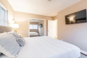 3 bedrooms, desk, iron/ironing board, travel crib