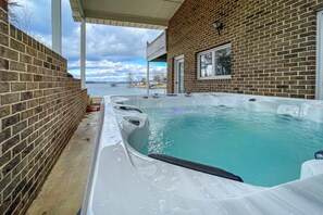 Terrace/patio - True Lakefront, Easy Water Access, Dock, Hot Tub, Sleeps 12 (Penhook)