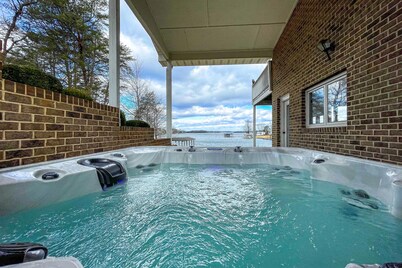 Cozy Fall Retreat ✦ Lakefront ✦ Hot Tub ✦ Fire Pit ✦ Fully Stocked Kitchen