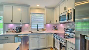 雪櫃、微波爐、焗爐、爐具