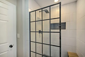 Chuveiro, toalhas de banho, sabonete, shampoo