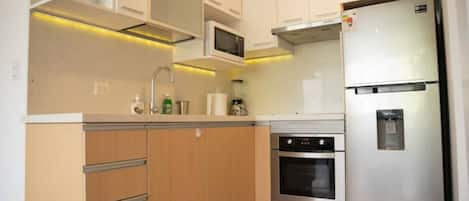 Frigorífico, horno, lavavajillas y hervidor eléctrico