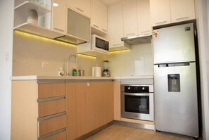 Kühlschrank, Ofen, Geschirrspüler, Wasserkocher