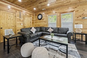 Smart TV, chimenea, videojuegos y futbolito 