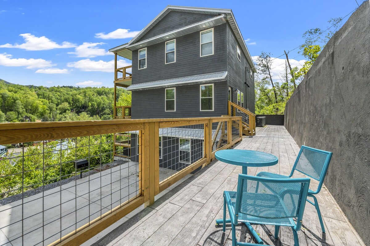Photo 72 of Walk to downtown Gatlinburg-4 en-suites-16’ swim spa- theater and game room