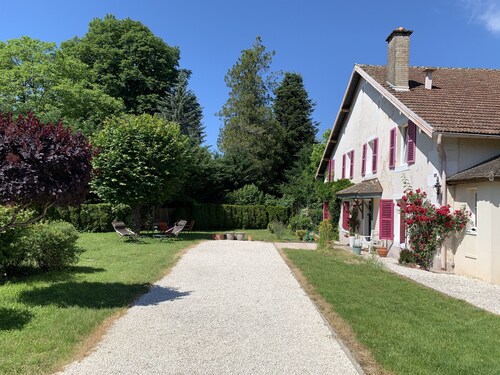 Chambre Spacieuse au Calme Dans une Belle Propriété Familiale