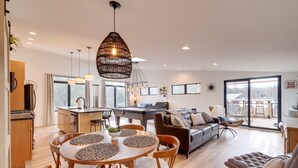 Amplia sala de estar con mesa de comedor, sofá y mesa de billar.