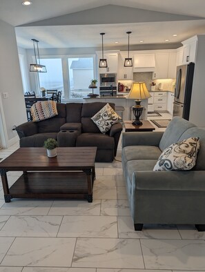 Smart TV, books - Spacious New Custom Home near Potholes Reservoir (Othello)