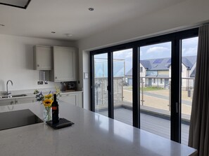 冰箱、洗碗机、电热水壶、烤面包机