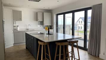 Jääkaappi, astianpesukone, vedenkeitin, leivänpaahdin