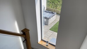 A staircase leading to a patio with a hot tub. - Galwad y Mor (Haverfordwest)