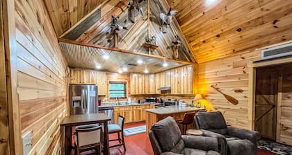 New Cabin just minutes from Sylamore Creek and close to town!