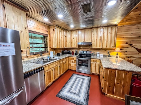 Fridge, microwave, oven, stovetop. New Cabin just minutes from Sylamore Creek and close to town!