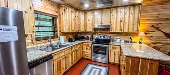 New Cabin just minutes from Sylamore Creek and close to town!