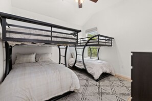 3 habitaciones, tabla de planchar con plancha y cuna de viaje 