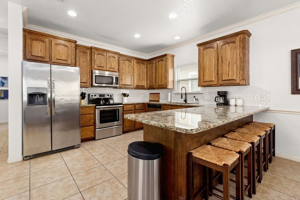 Frigorífico, microondas, horno y placa de cocina