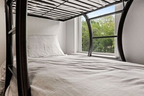 3 habitaciones, tabla de planchar con plancha y cuna de viaje