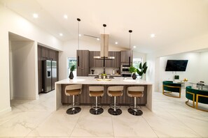 Fridge, microwave, oven, stovetop - Gorgeous 5BR/H. Pool/Hot Tub/Games/Fire Pit & BBQ (Miami)