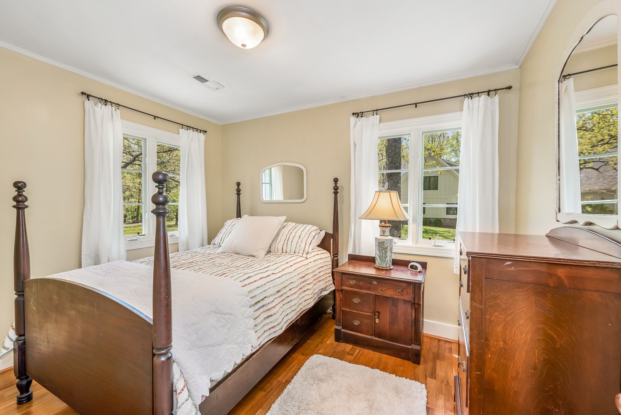 Belle Oak Cottage.  Stunning Views In A Quaint 1940s Brow-Front Mountain Home