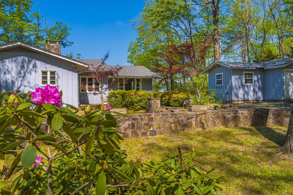 Belle Oak Cottage. Stunning Views In A Quaint 1940s Brow-Front Mountain Home