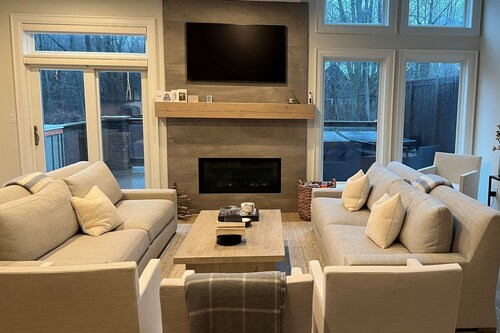 Newly renovated townhome w/hotub , access to tennis and the beach