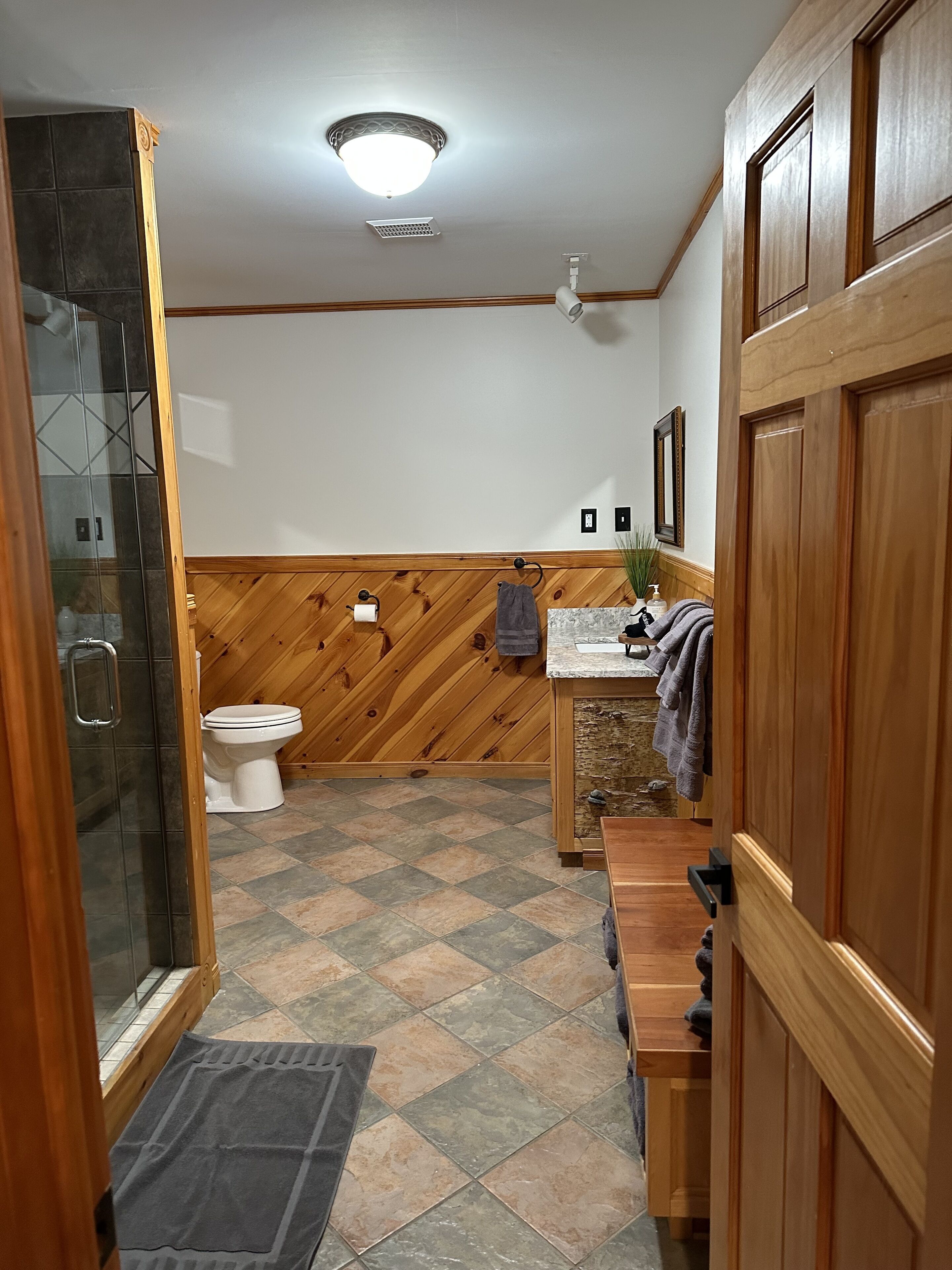 Luxe lakeside lodge w/ private sauna and hot tub