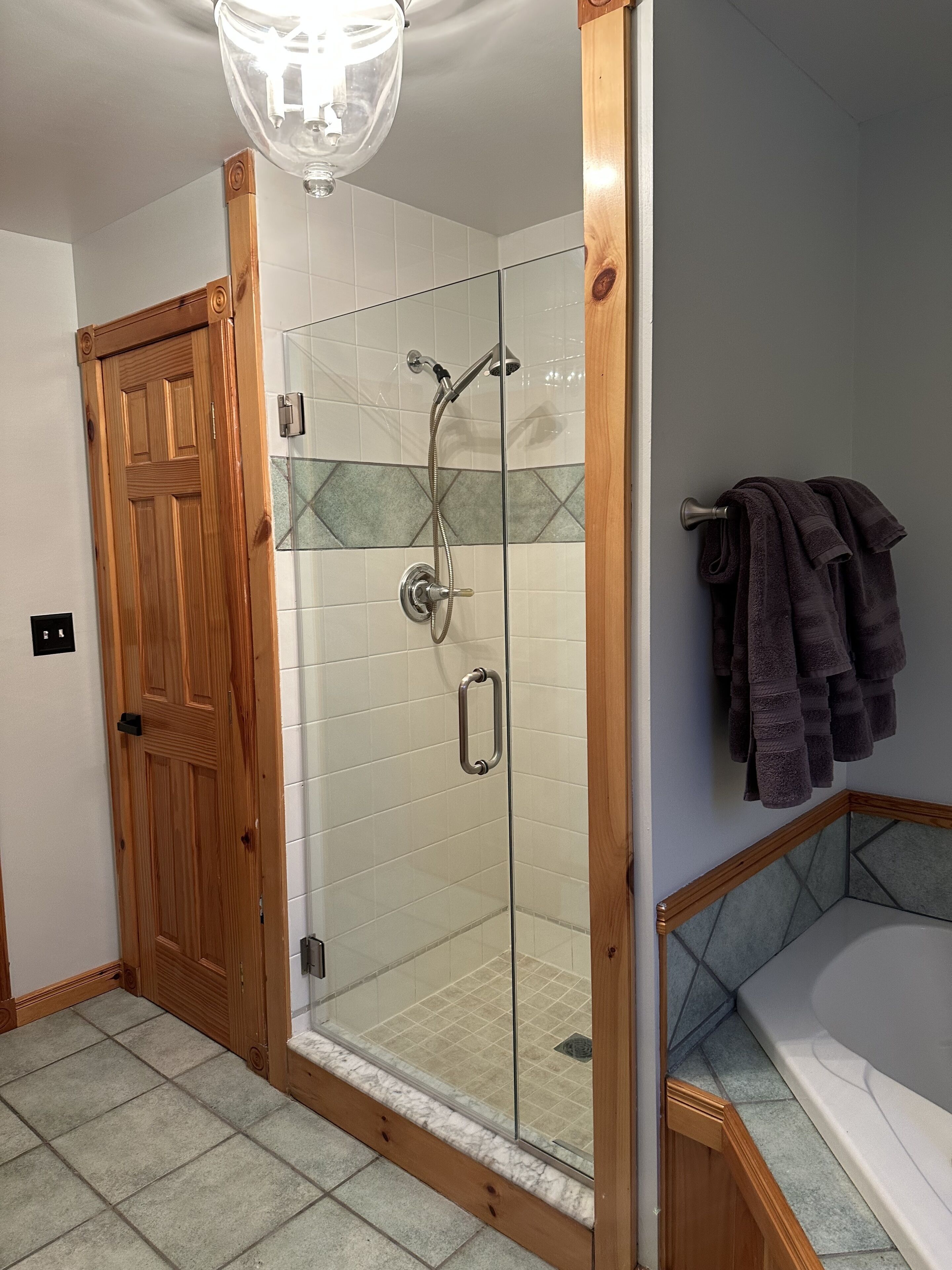 Luxe lakeside lodge w/ private sauna and hot tub