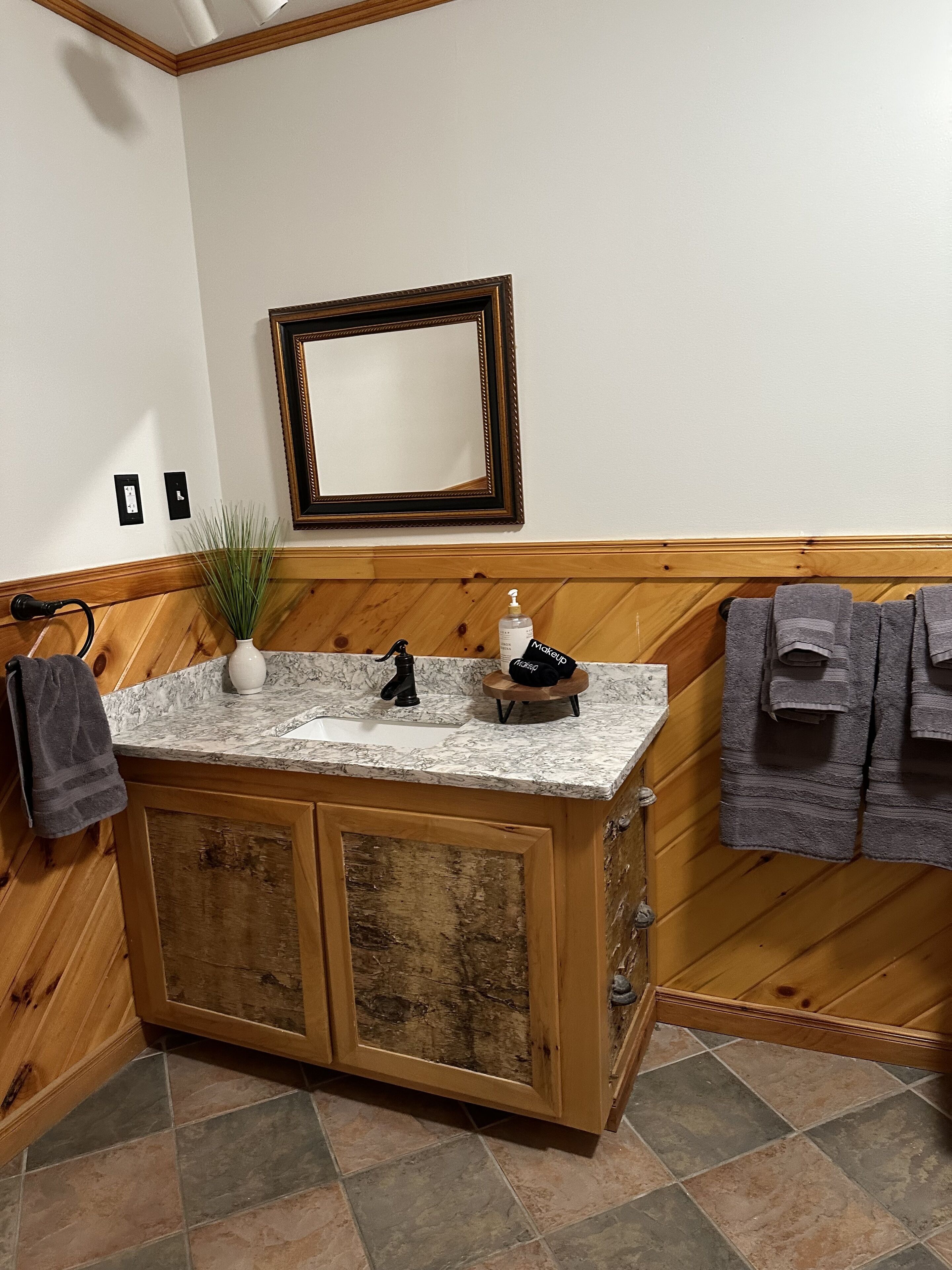 Luxe lakeside lodge w/ private sauna and hot tub