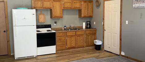 Kylskåp, mikrovågsugn, ugn och spishäll