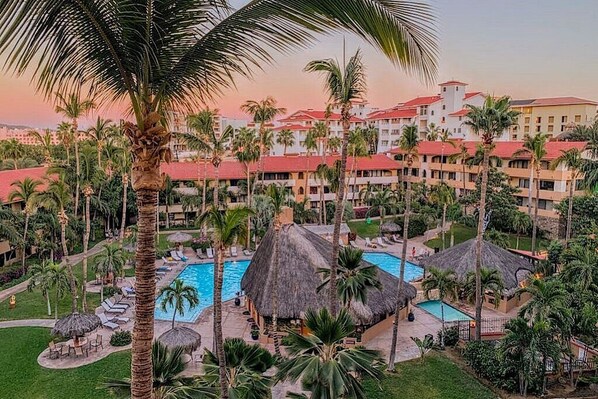 Alberca al aire libre y alberca climatizada