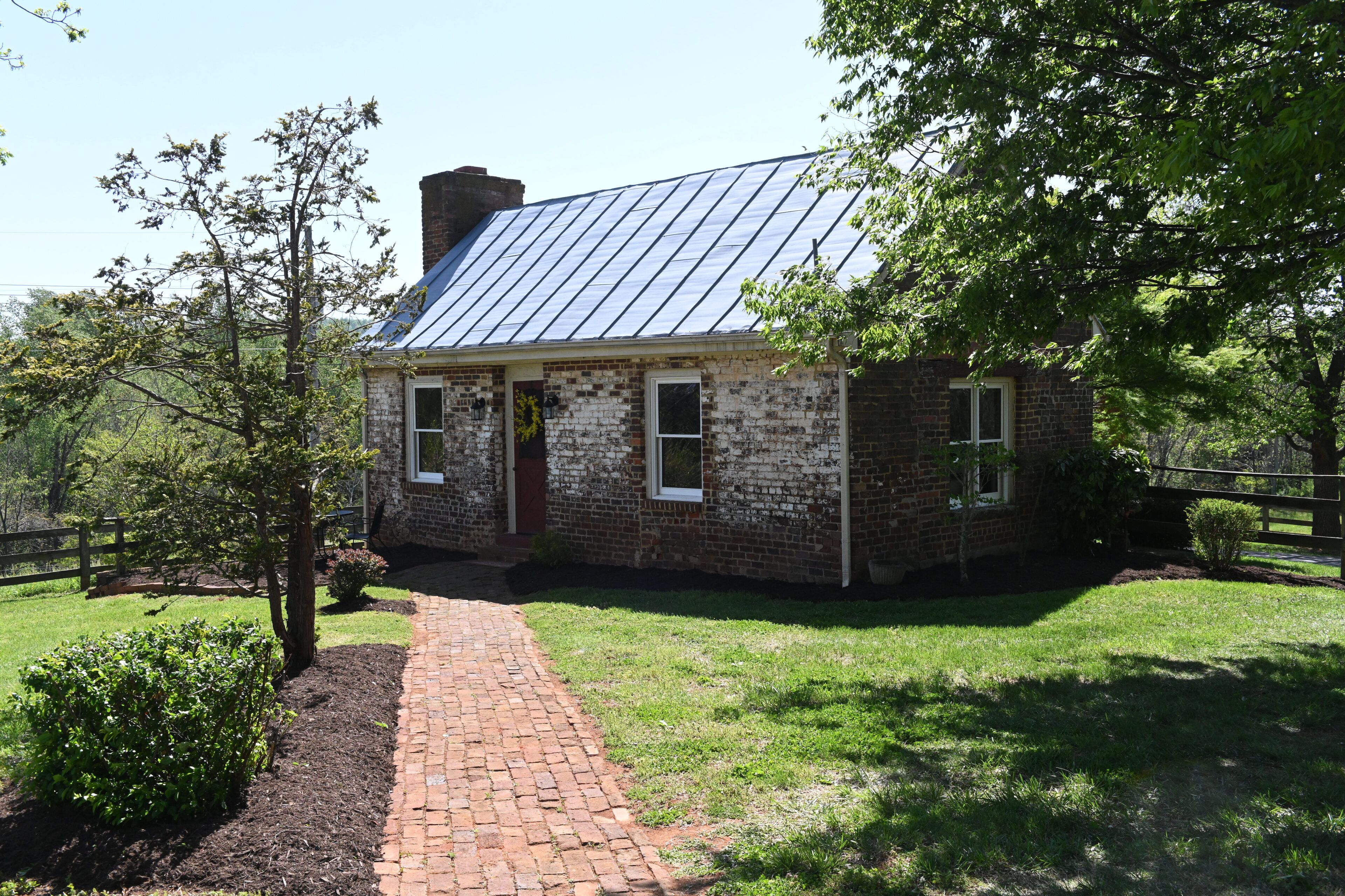 Athlone Farm’s Historic Cottage—ca.1800s, Unique, Charming, renovated, sleeps 4