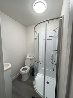 Regadera, toallas, jabón, shampoo 