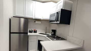 Lemari es, microwave, kompor, dan tisu