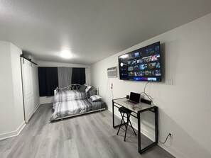 1 bedroom, desk, iron/ironing board, WiFi - Tiny But Classy.. (Las Vegas)