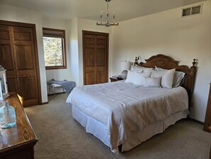 4 habitaciones, tabla de planchar con plancha, wifi y ropa de cama