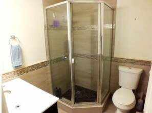 Shower - King &Queen beds SmartTV Parking | W/D | Backyard (San Gabriel)