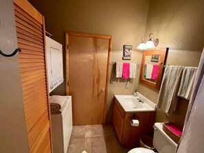 Sèche-cheveux, serviettes fournies, savon, shampoing