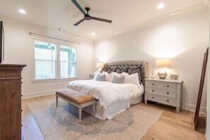 5 habitaciones, tabla de planchar con plancha y cuna de viaje