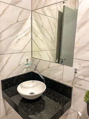 Een douche, handdoeken, zeep