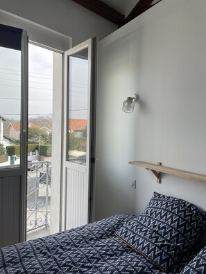 3 bedrooms, desk, free WiFi, bed sheets