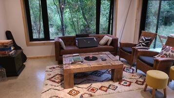 Televisión, chimenea, libros y estéreo