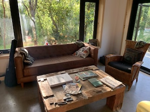 TV, peis, bøker og stereoanlegg