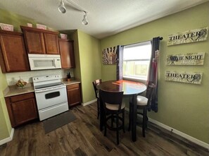 Fridge, microwave, oven, stovetop - 5 bedroom sleeps 10 (Davenport)