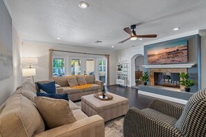 Smart TV, chimenea, videojuegos y libros 