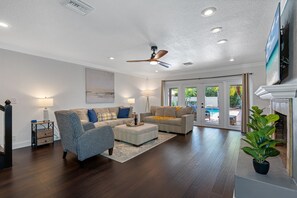 Smart TV, chimenea, videojuegos y libros 