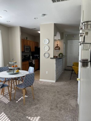 Dining - Cozy, bright 2BD w/yard, close to DT-bikes avail! (Manassas)
