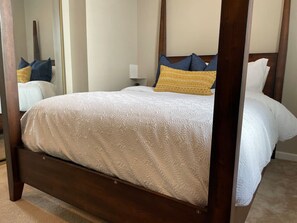 2 bedrooms, iron/ironing board, WiFi, bed sheets - Cozy, bright 2BD w/yard, close to DT-bikes avail! (Manassas)